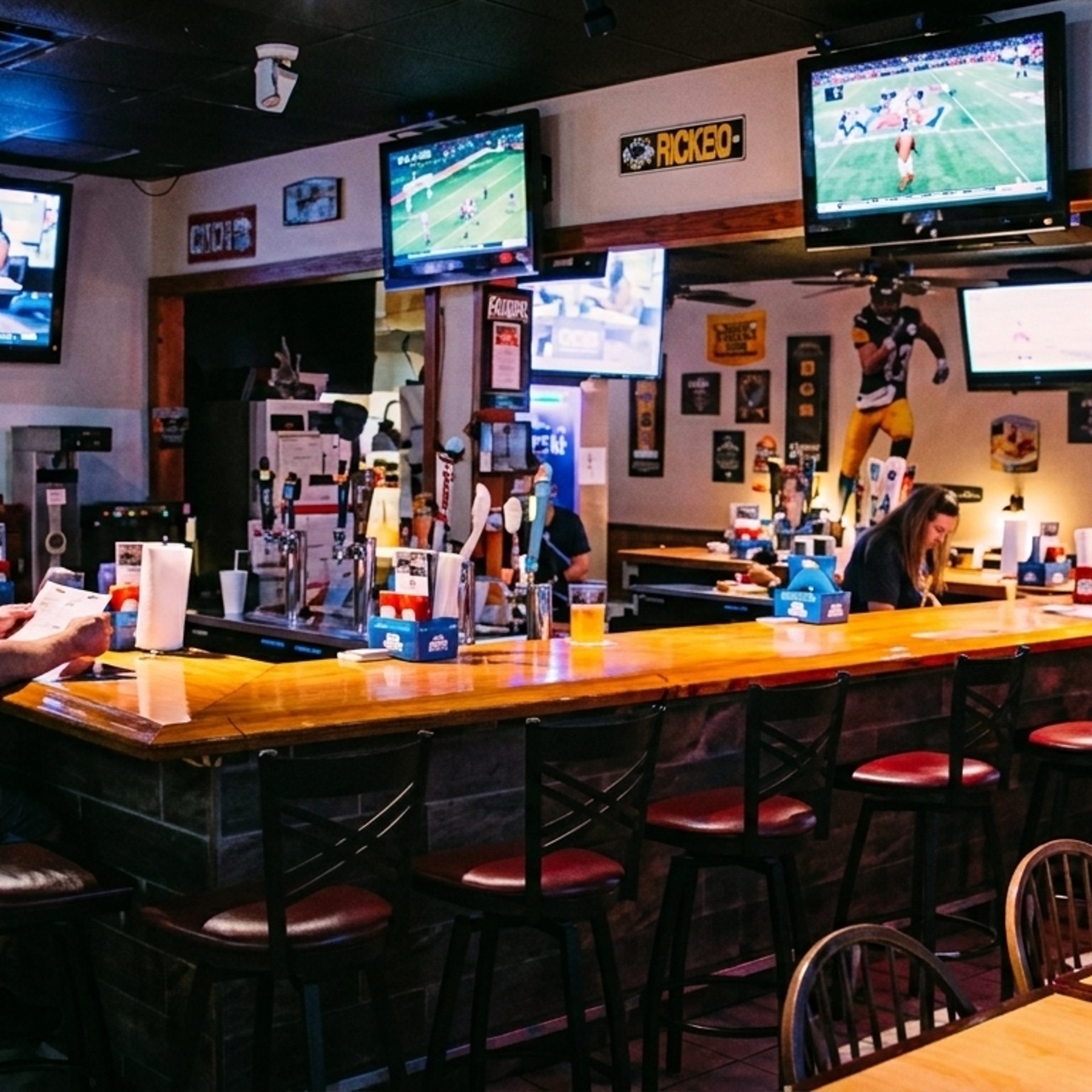 Game Day at Wings-N-Things